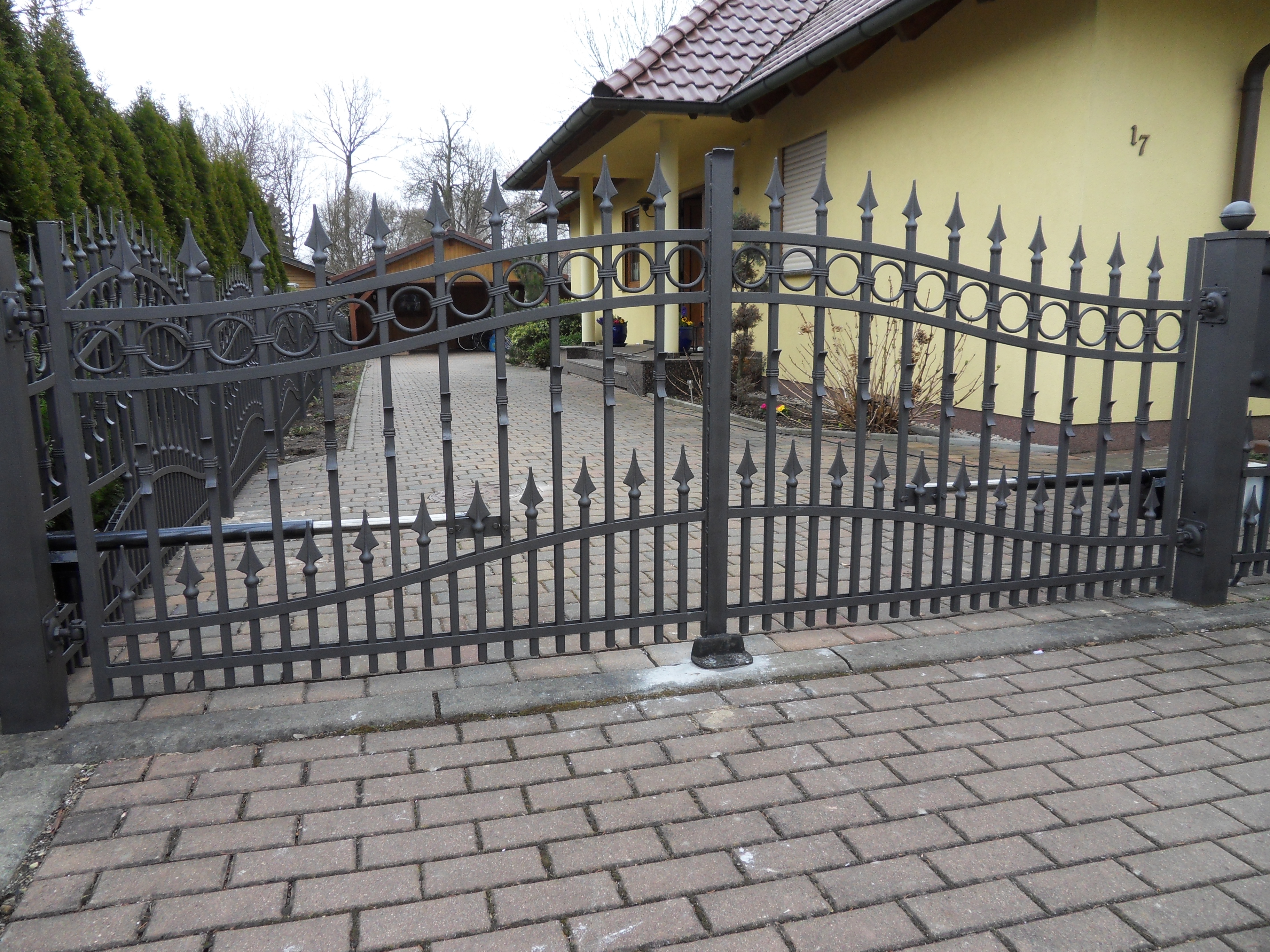 HausGartenProfi - Flügeltor nach Maß gefertigt zu einem günstigen Preis